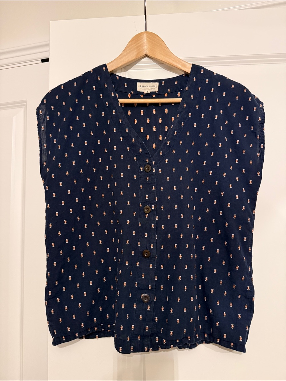 Bridge & Burn Navy Embroidered Print Button-Down Sleeveless Blouse Shirt S